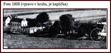 Malá dřevěná kaplička.