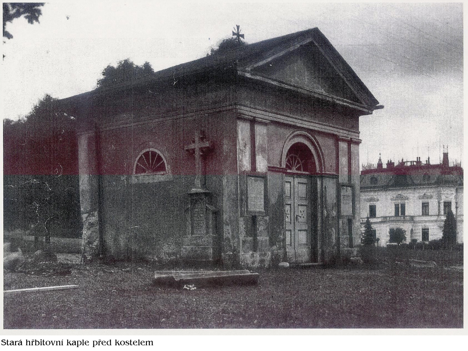 Hřbitovní kaple bývala užívána jako márnice a kostnice. Byla postavena kolem roku 1900. Zbourána v roce 1923.