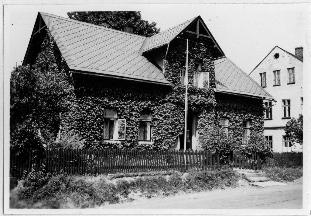 čp.184 postaveno 1896, zde bývala před II. sv. válkou stanice Finanční stráže. foto 1946