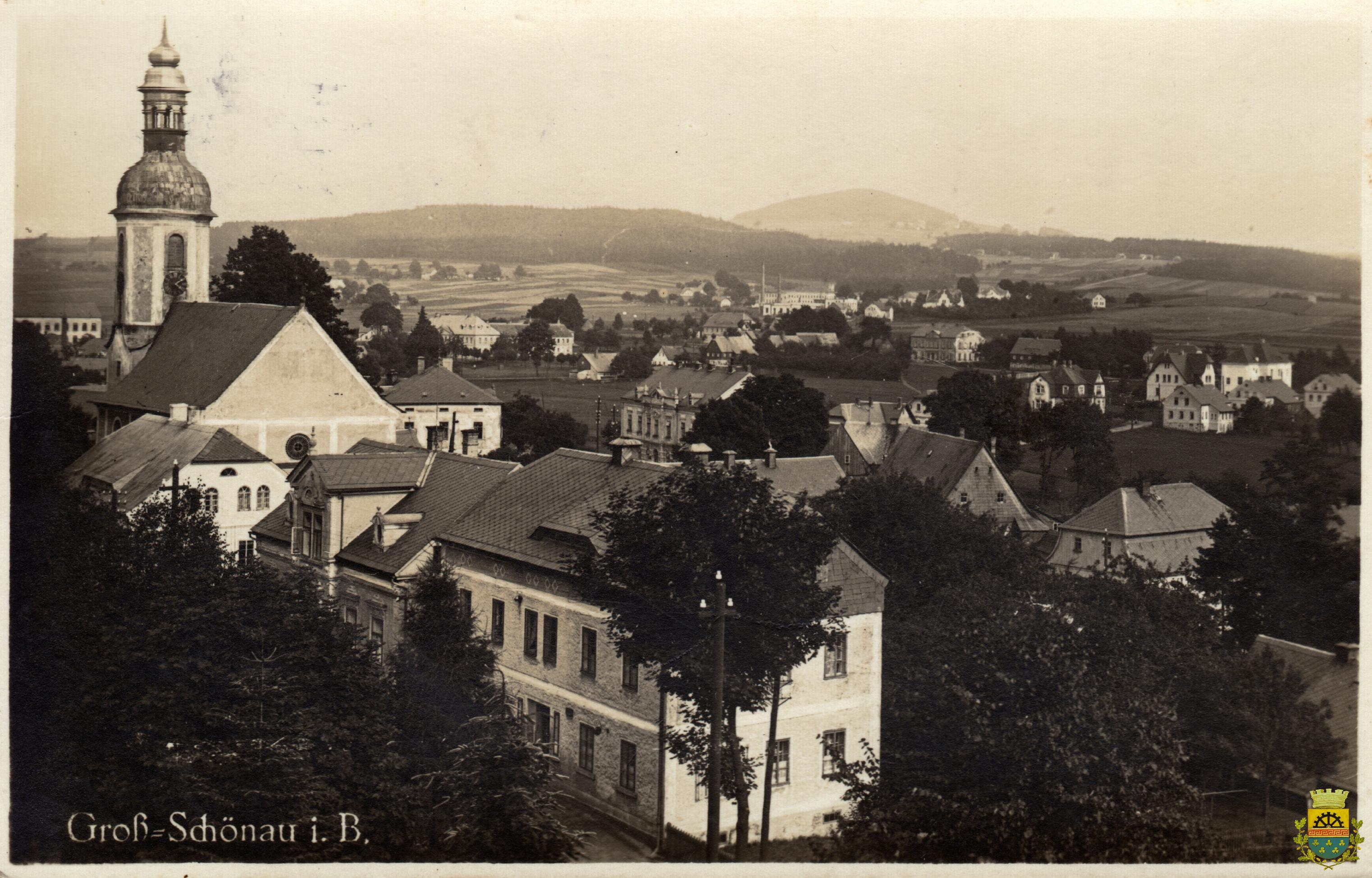 Kostel a domy naproti malé škole. Pohled prošlý v r. 1927
