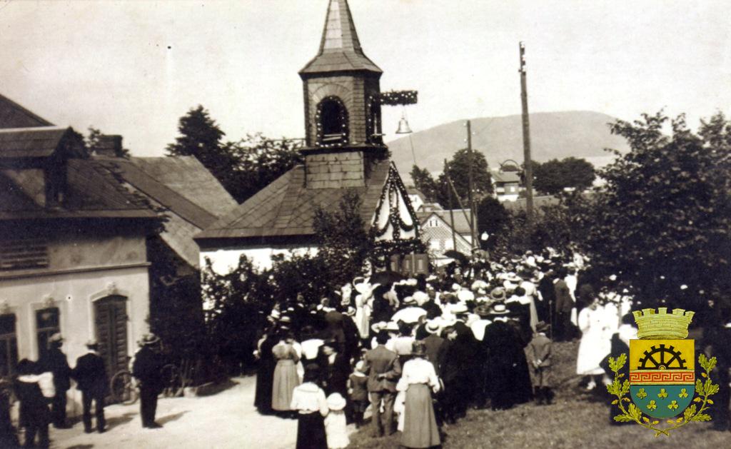 Instalace zvonu v kapli v dolním Šenově mezi domy čp. 209 a 366, dnes již vše zbourané