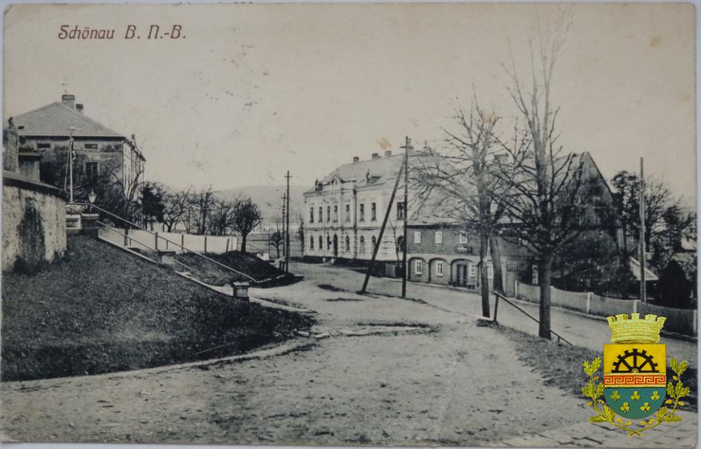 Vlevo fara, bývalá spořitelna, r. 1912