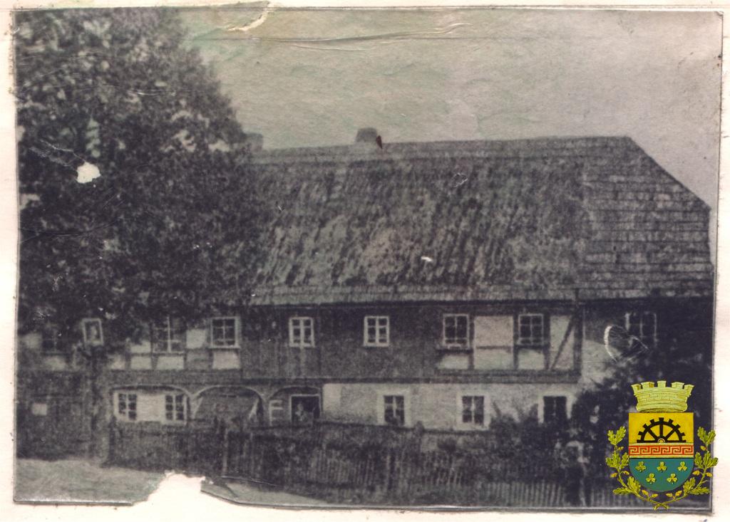Stará škola 1768 až 1891, kdy byla zbořena.