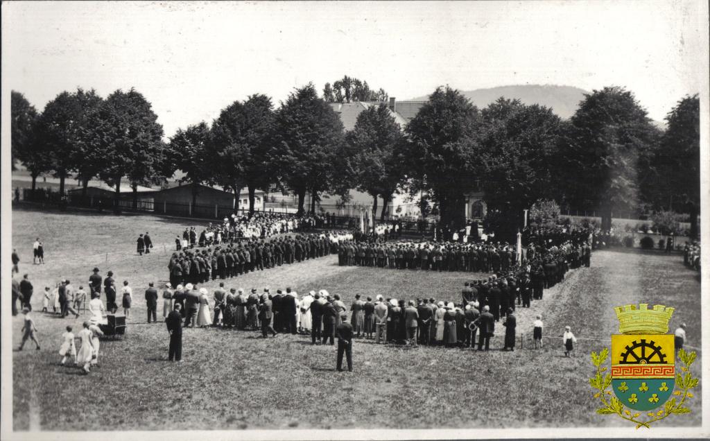 Ve svátek Božího těla táhlo procesí k oltářům u tak zvané „malé školy“ Volkschule. cca 1930