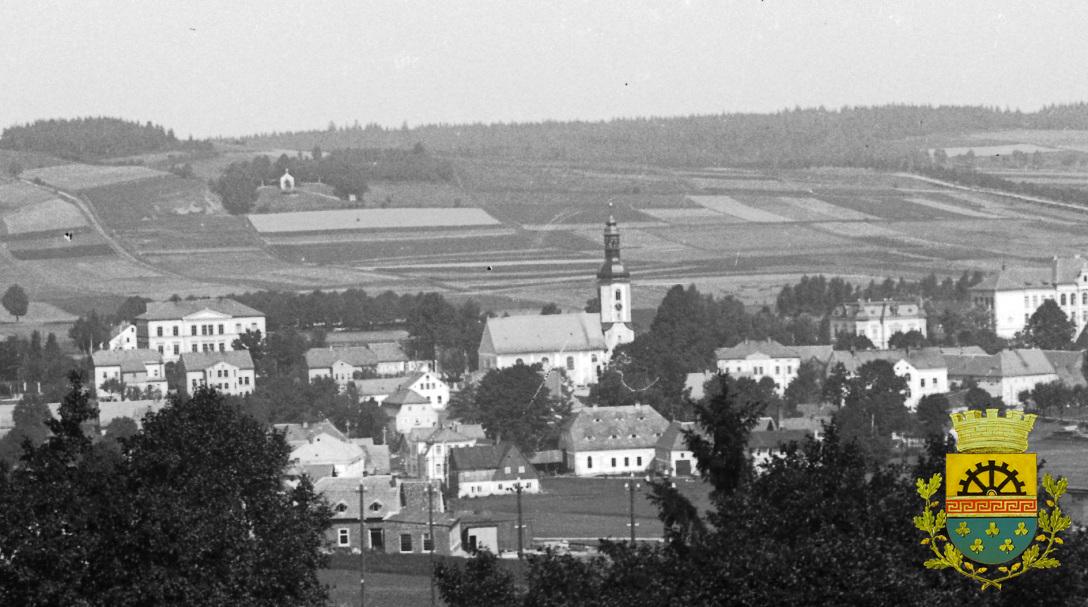 Malá škola a křížová cesta, foto  v  roce 1910.