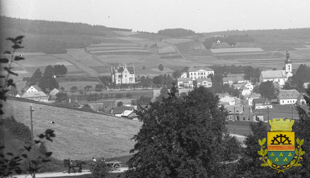 Vila, malá škola a  kostel, foto  v  roce 1910