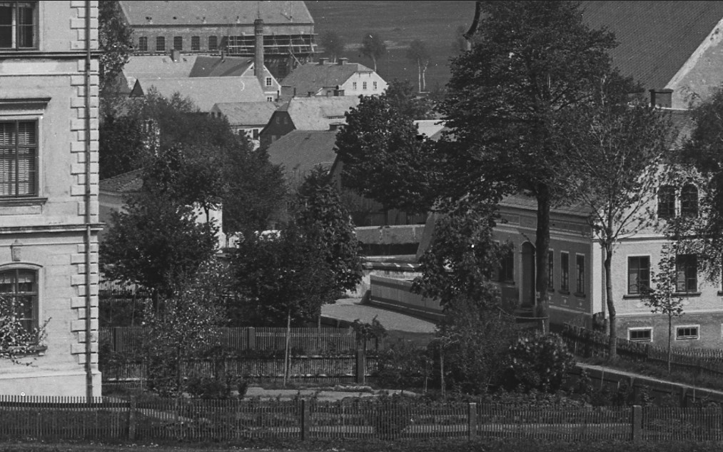 Kostí kaple za stromen a stará kostelní zeď. foto 1898