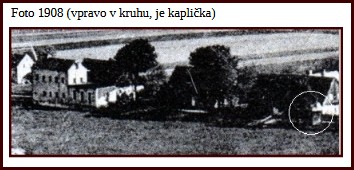 Malá dřevěná kaplička.